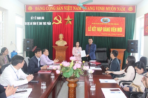 Chi bộ Chi cục An toàn vệ sinh thực phẩm kết nạp đảng viên mới năm 2026